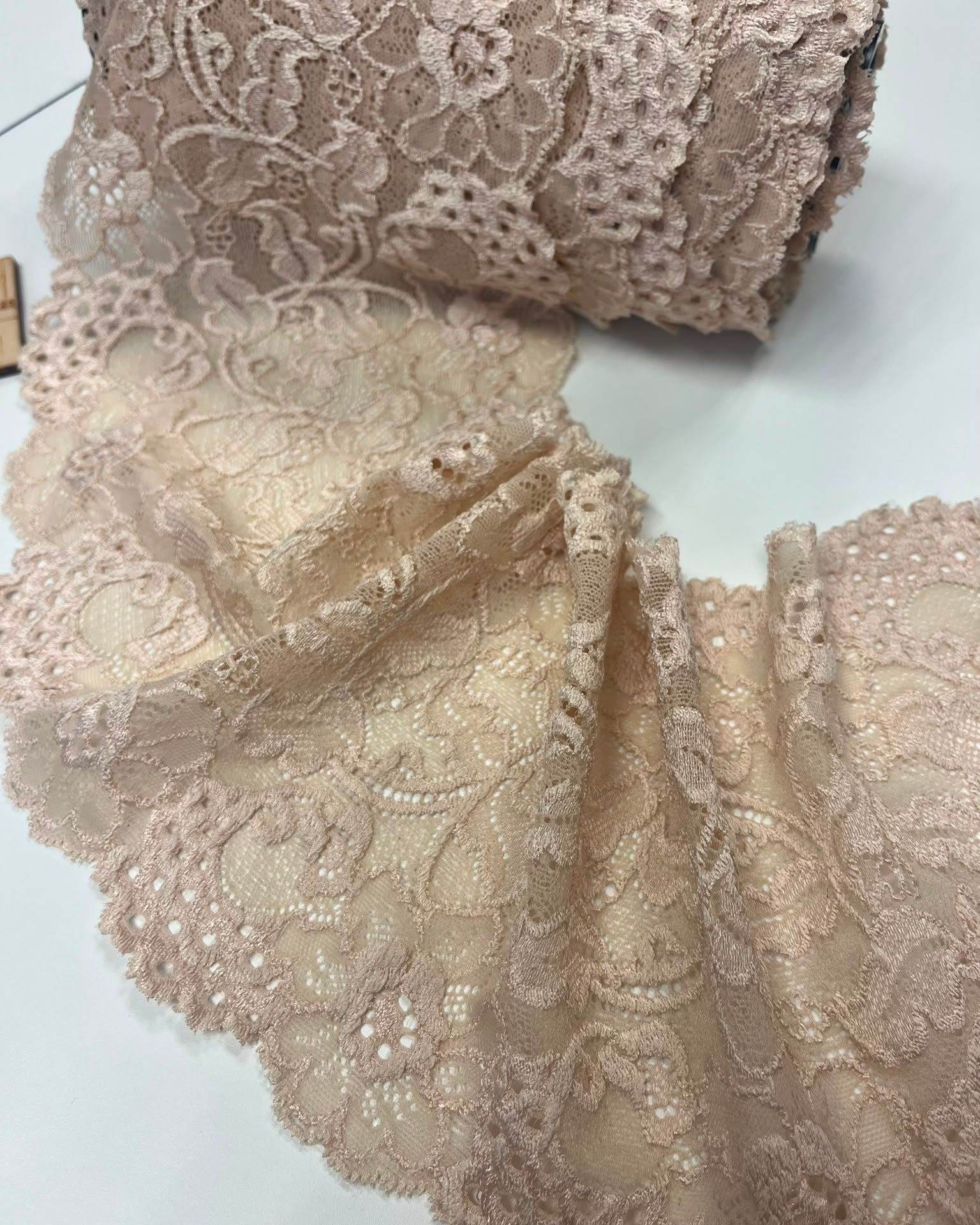 Kuva: Joustava pitsi 16 cm, lämmin beige – saatavana verkossa Šarlotes audumi