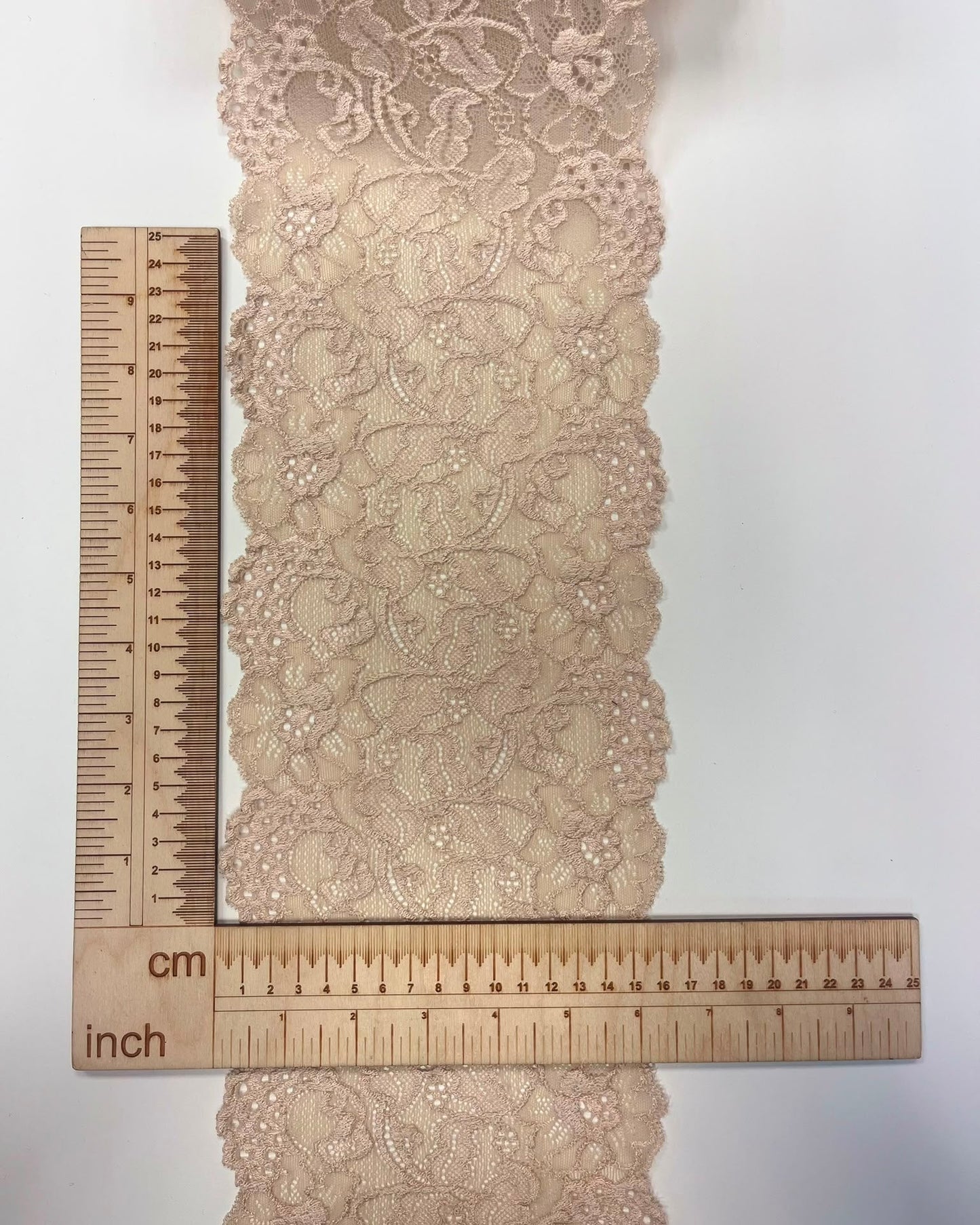 Kuva joustavasta pitsistä 16 cm, lämpimänbeige – saatavilla verkossa Šarlotes audumi