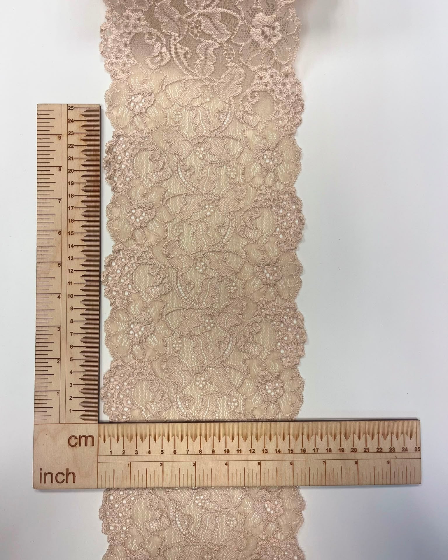 Kuva joustavasta pitsistä 16 cm, lämpimänbeige – saatavilla verkossa Šarlotes audumi