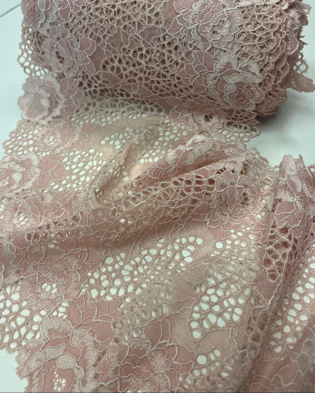Image with elastic lace, 20 cm, soft powder pink shade – available online at Šarlotes audumi