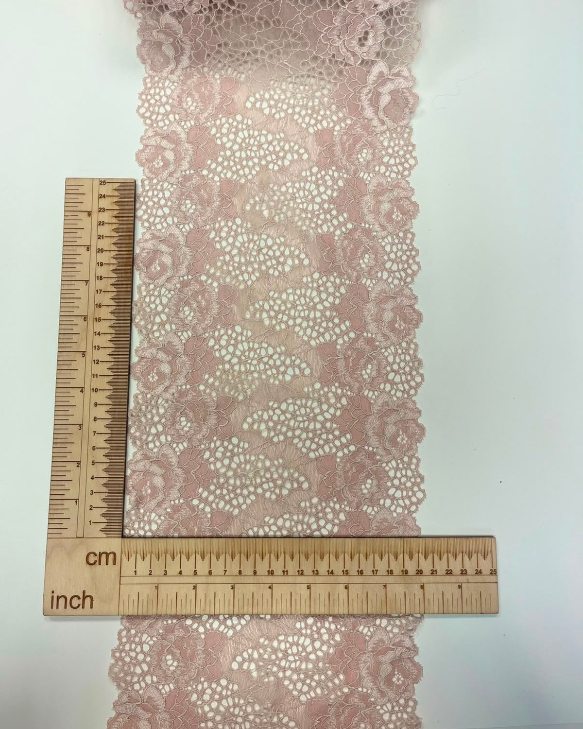 Image of elastic lace, 20 cm, soft powder pink shade – available online at Šarlotes audumi