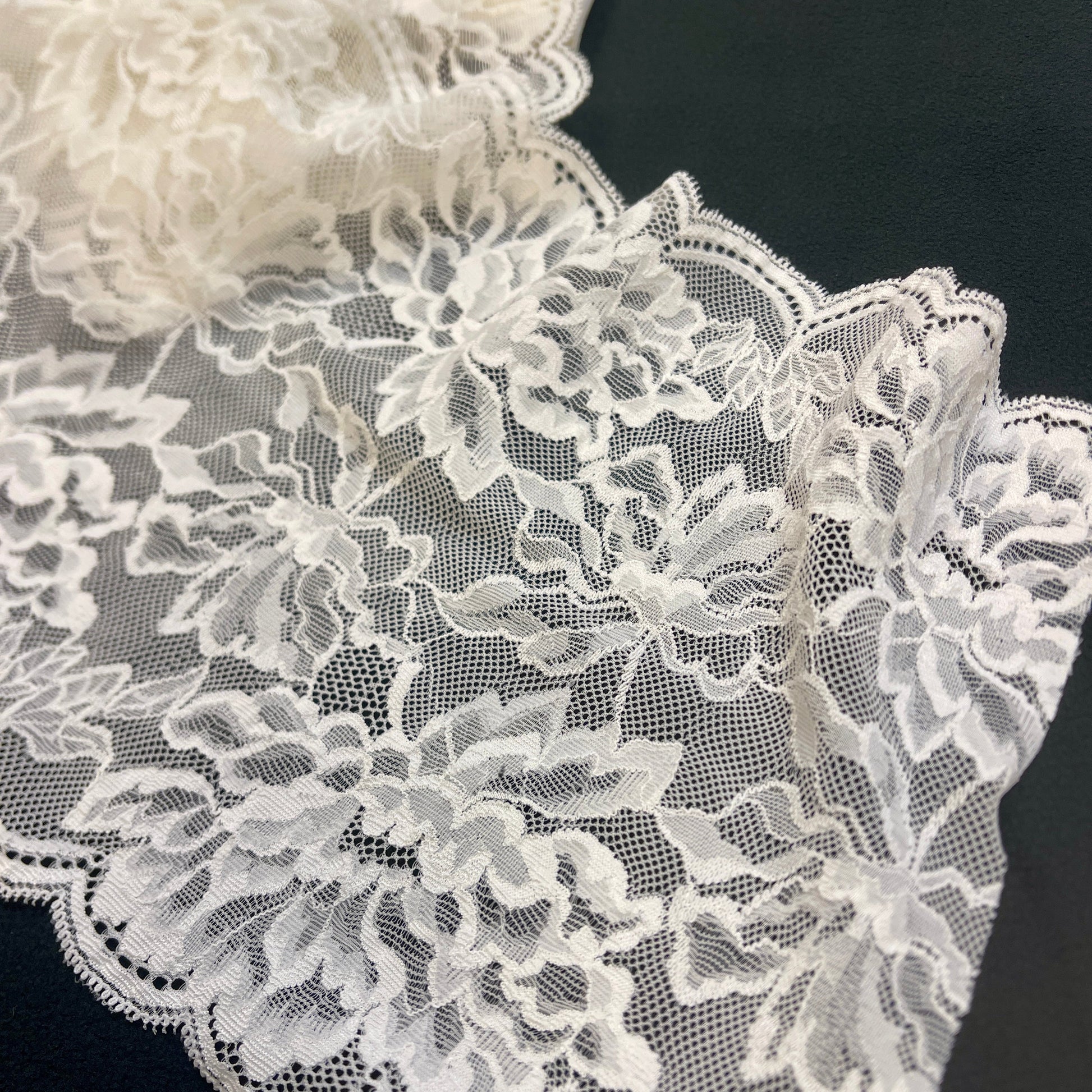 Image of elastic lace 20 cm - soft vanilla shade – available at Šarlotes audumi