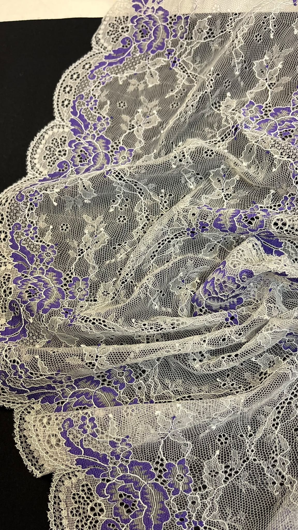 Attēls ar Elastīga smalka mežģīne 24 cm-pelēka ar violetiem akcentiem – pieejams internetā Šarlotes audumi