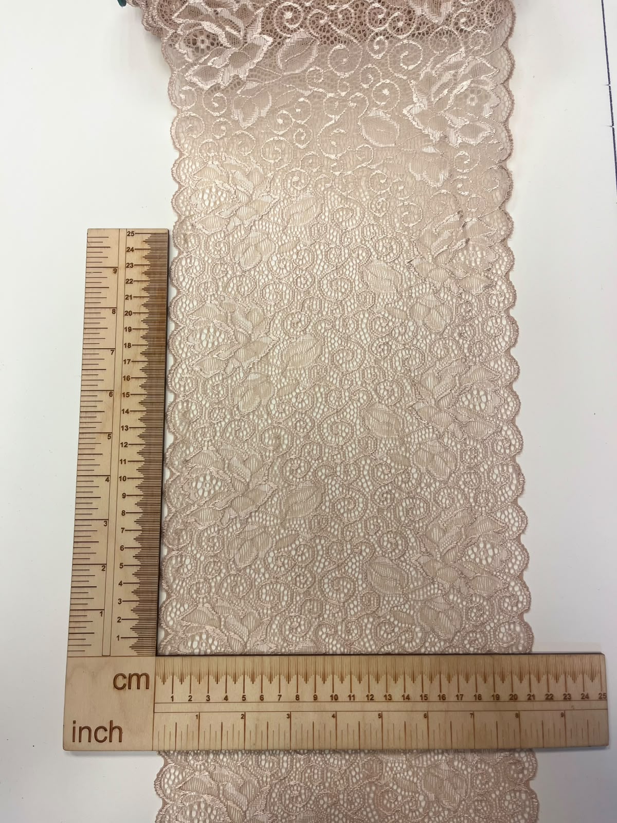 Kuva: joustava kukkakuvioinen pitsi 21 cm-nude – saatavilla verkossa Šarlotes audumi