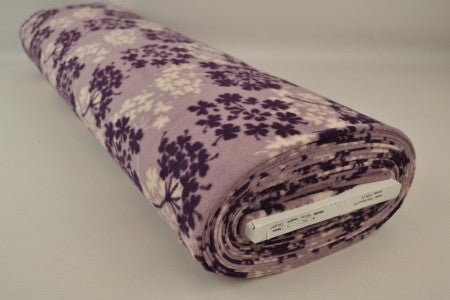 Kuva fleecemateriaalista puukuviolla – violetti/beige – saatavilla verkossa Šarlotes audumi