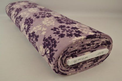 Kuva fleecemateriaalista puukuviolla – violetti/beige – saatavilla verkossa Šarlotes audumi