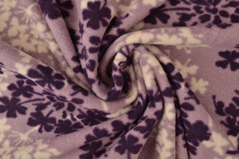 Kuva: fleecekangas puukuviolla – violetti/beige – saatavilla verkossa Šarlotes audumi
