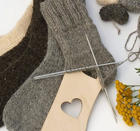 Puinen sukkamuotti ONE – kauniisiin ja tasaisiin neulesukkiin