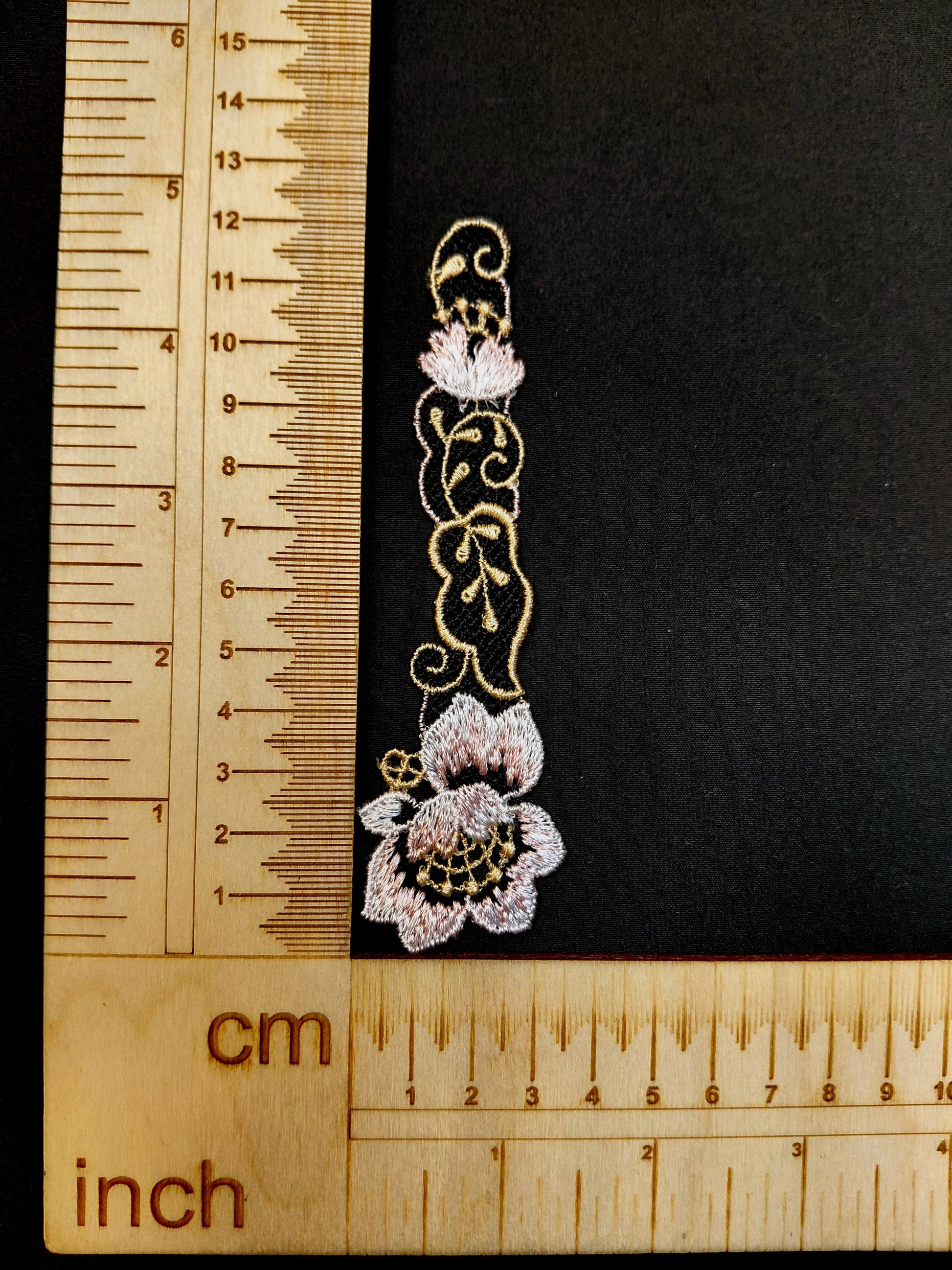 Attēls ar Ielāps/uzšuve 12 x 3,5 cm – pieejams Šarlotes audumi