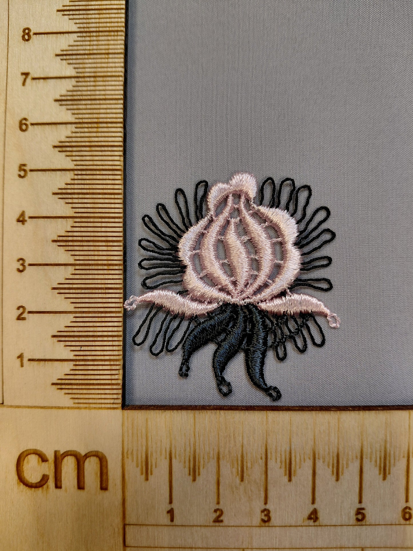 Attēls ar Ielāps/uzšuve 5 x 5 cm – pieejams Šarlotes audumi