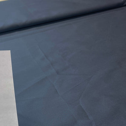Image du tissu italien en polyamide et soie – gris | 53 % soie, 47 % polyamide | 100 g/m² | 140 cm – disponible chez Šarlotes audumi