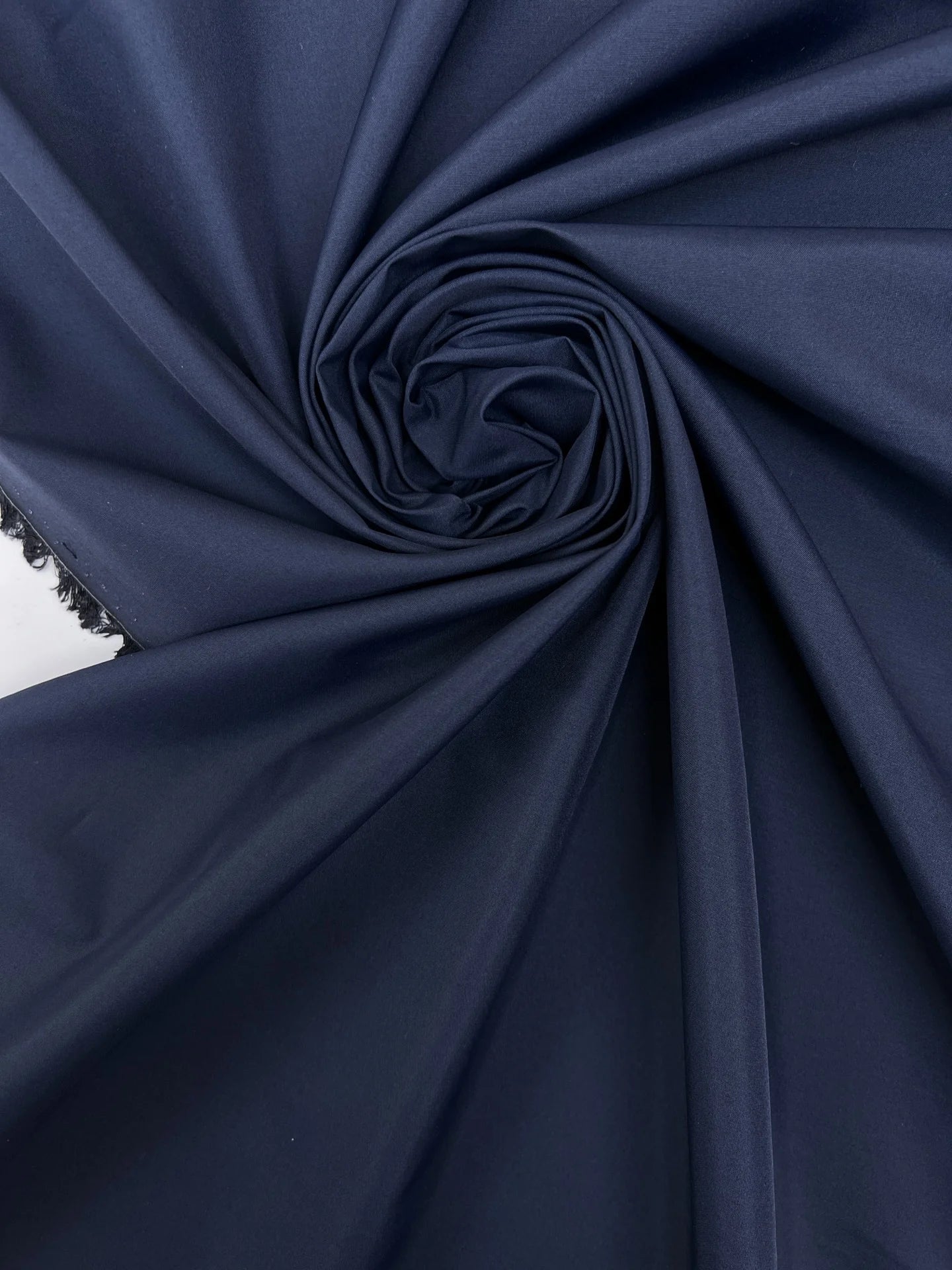 Image en tissu italien en polyamide et soie – bleu | 53 % soie, 47 % polyamide | 100 g/m² | 140 cm – disponible chez Šarlotes audumi