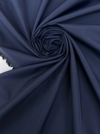Image en tissu italien en polyamide et soie – bleu | 53 % soie, 47 % polyamide | 100 g/m² | 140 cm – disponible chez Šarlotes audumi