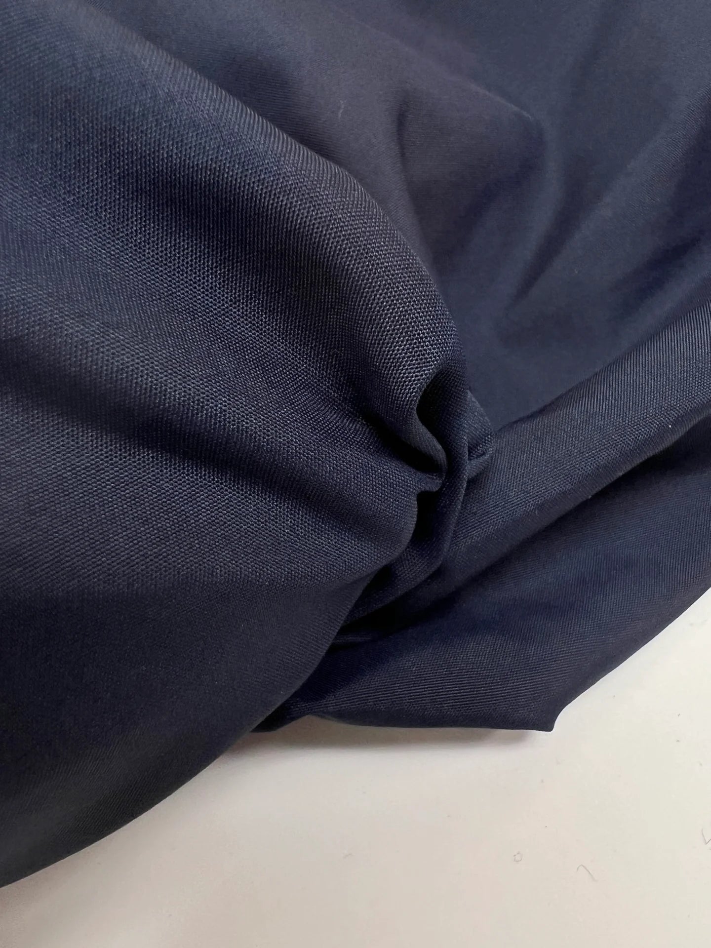 Image d’un tissu italien en polyamide et soie – bleu | 53 % soie, 47 % polyamide | 100 g/m² | 140 cm – disponible chez Šarlotes audumi