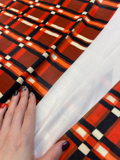 Image de tissu satiné italien à carreaux | 140 cm | avec défaut – disponible chez Šarlotes audumi
