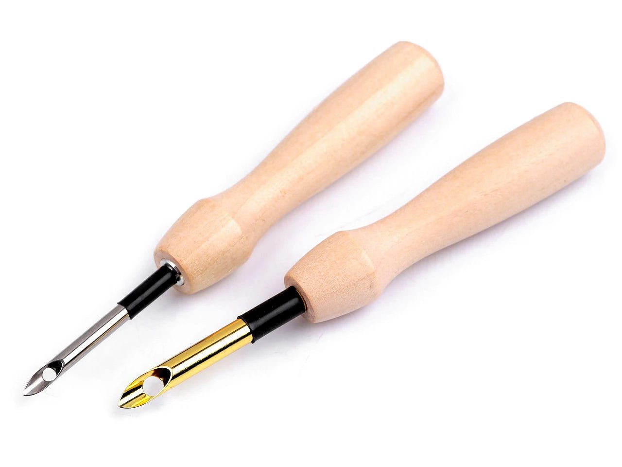 Image of an embroidery needle with a wooden handle (hollow) punch needle Ø3,5 mm / Ø5 mm – available at Šarlotes audumi