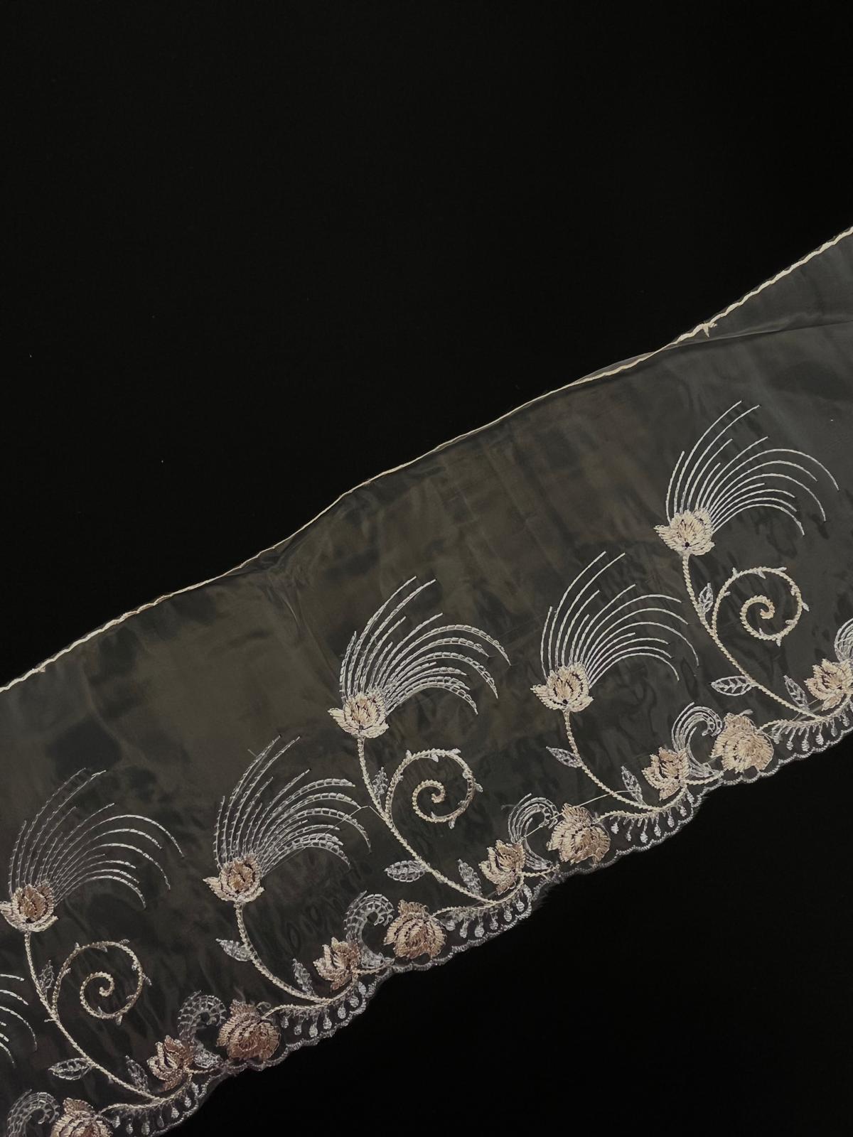 Image de dentelle brodée - 20 cm blanche – disponible chez Šarlotes audumi