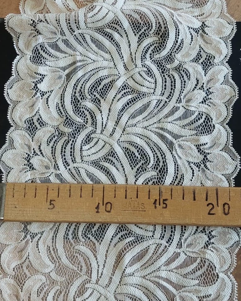 Brodeerattu pitsi 20 cm, beige – saatavilla verkossa Šarlotes audumi