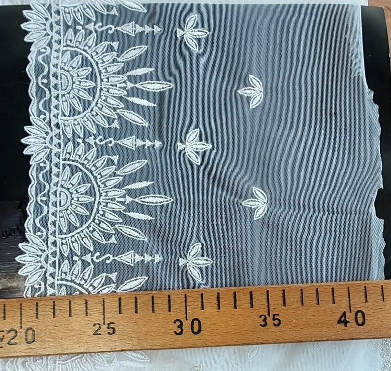 Kuva tylliin kirjotusta pitsistä, 20 cm, posliininvalkoinen – saatavilla verkosta Šarlotes audumi