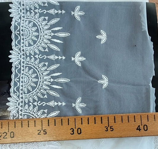 Kuva tylliin kirjotusta pitsistä, 20 cm, posliininvalkoinen – saatavilla verkosta Šarlotes audumi