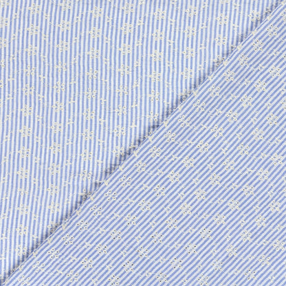 Image de tissu en coton brodé - motif floral blanc avec lignes 180 g/m² – disponible chez Šarlotes audumi