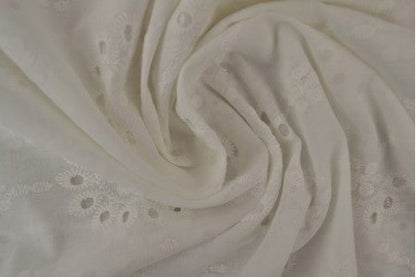 Embroidered cotton fabric - white floral motif 100 g/m²