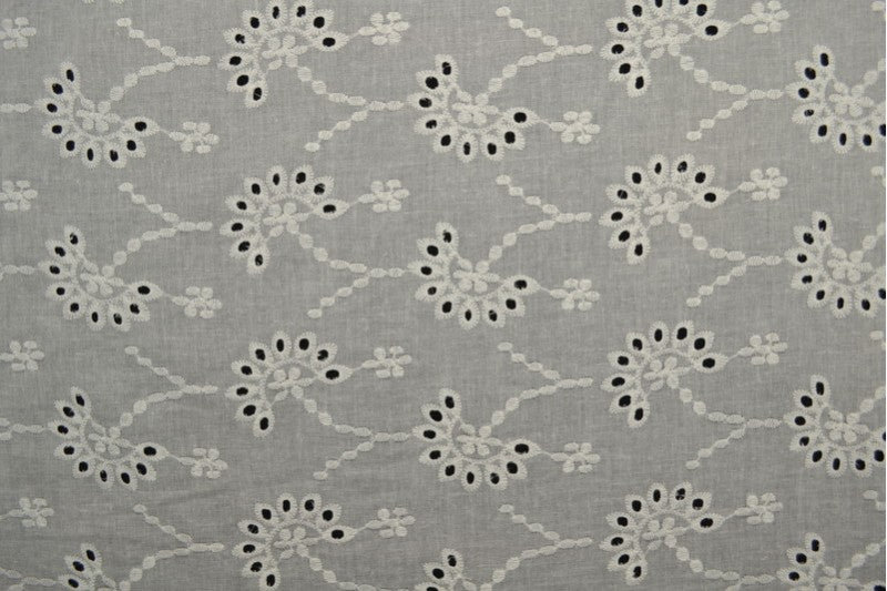 Embroidered cotton fabric - white floral motif 100 g/m²