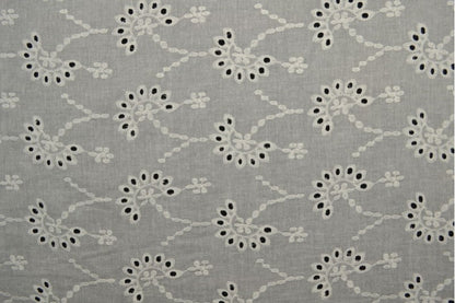 Embroidered cotton fabric - white floral motif 100 g/m²