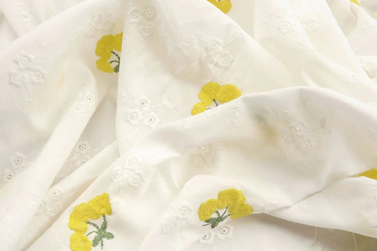 Bestickter Baumwollstoff - gelbe Blumen 110 g/m²