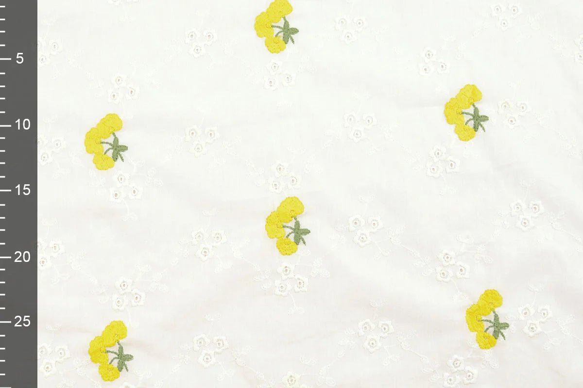 Bestickter Baumwollstoff - gelbe Blumen 110 g/m²