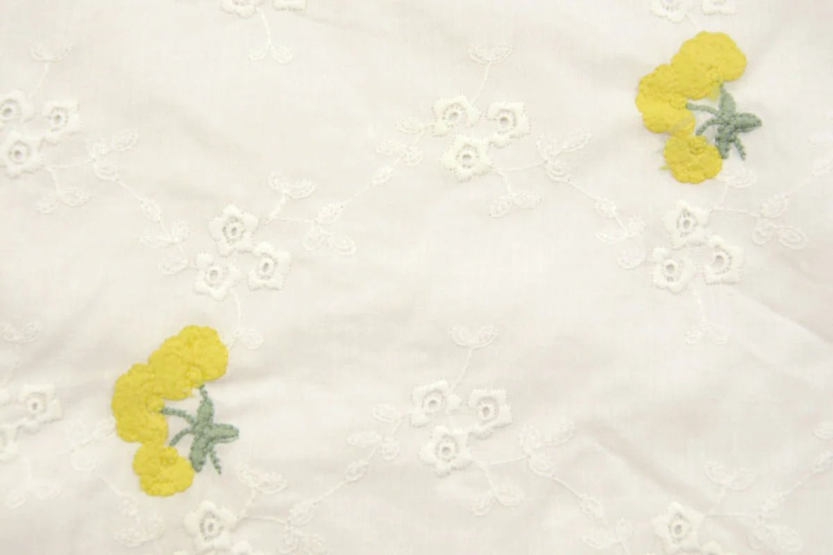Bestickter Baumwollstoff – gelbe Blumen 110 g/m²