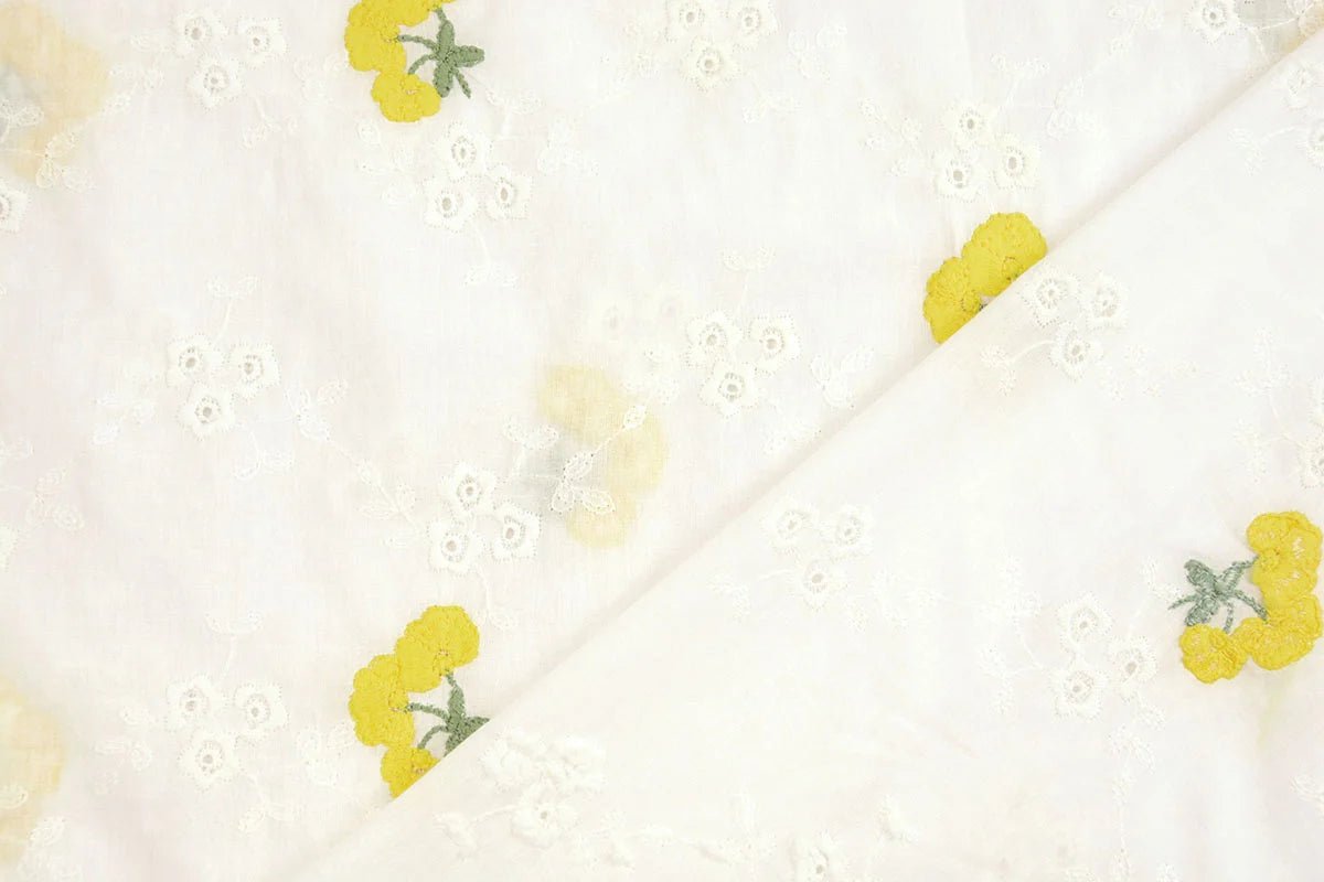 Bestickter Baumwollstoff mit gelben Blumen 110 g/m²
