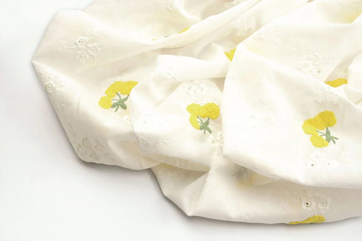 Bestickter Baumwollstoff mit gelben Blumen 110 g/m²