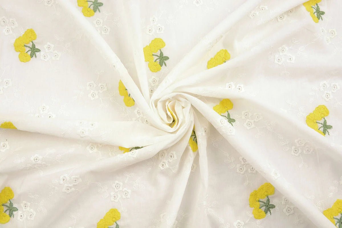 Bestickter Baumwollstoff – gelbe Blumen 110 g/m²