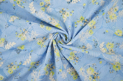 Tissu en coton brodé - fleurs jaunes sur fond bleu 115 g/m² – disponible chez Šarlotes audumi