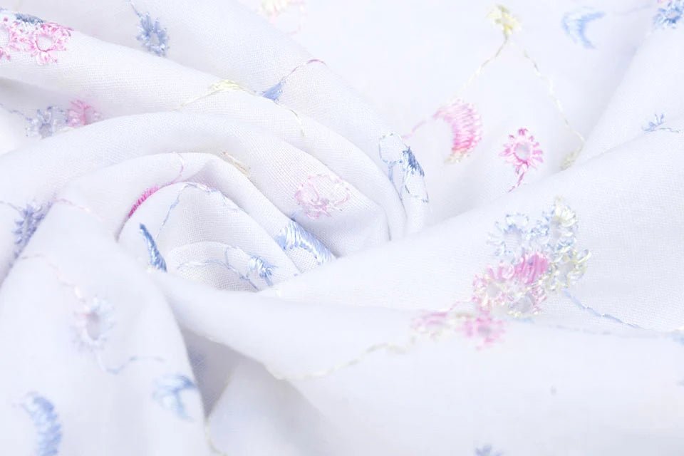 Tissu en coton brodé - broderie colorée 110 g/m²