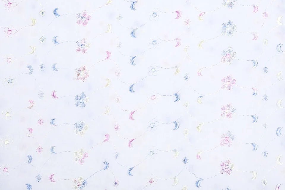 Tissu en coton brodé - broderie colorée 110 g/m²