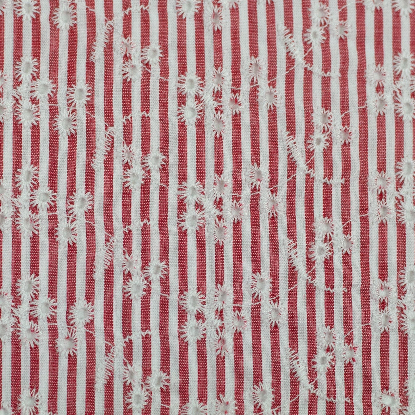 Tissu en coton brodé, motif fleuri à rayures, 120 g/m² – disponible chez Šarlotes audumi