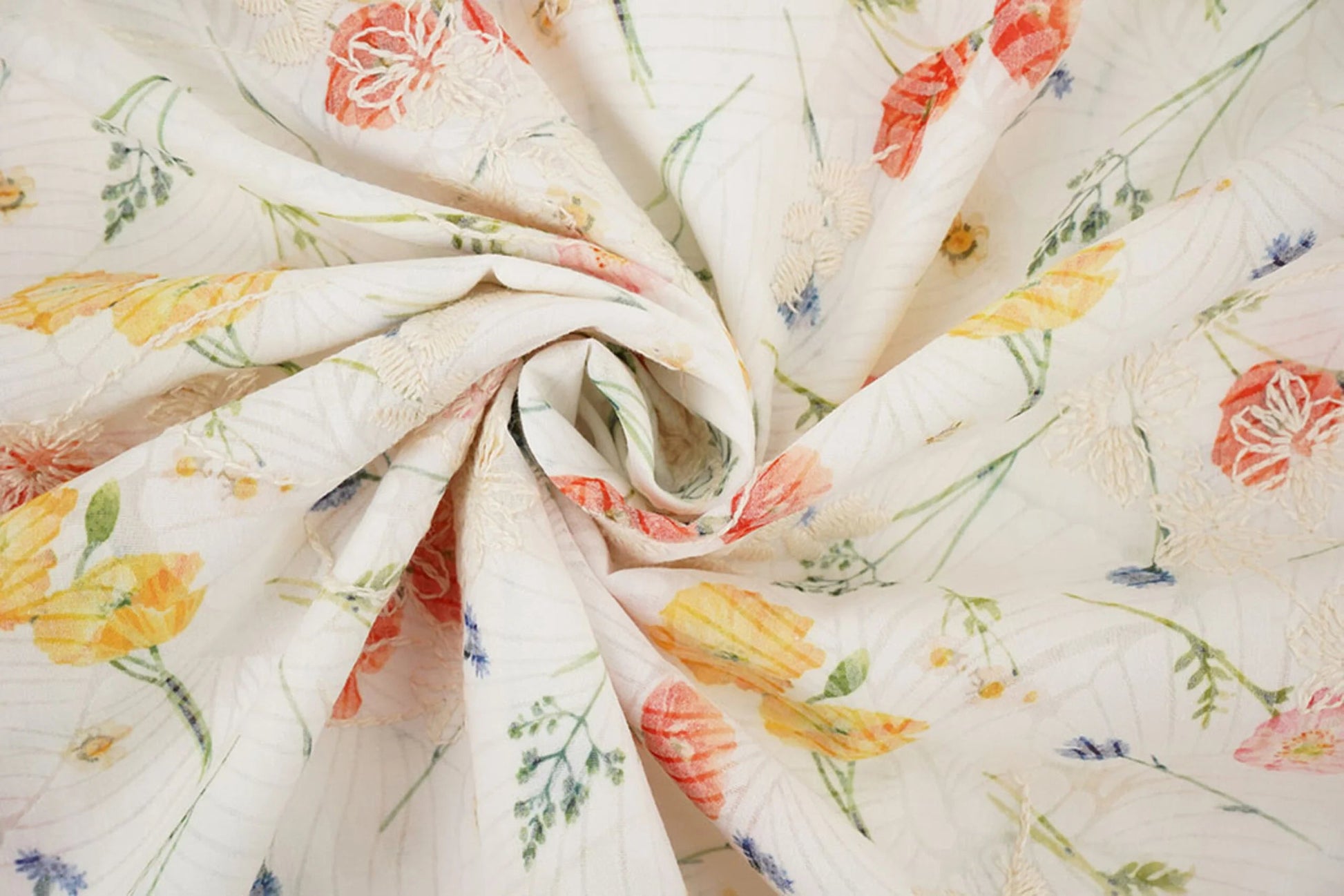Tissu en coton brodé - fleurs d'été 115 g/m² – disponible chez Šarlotes audumi