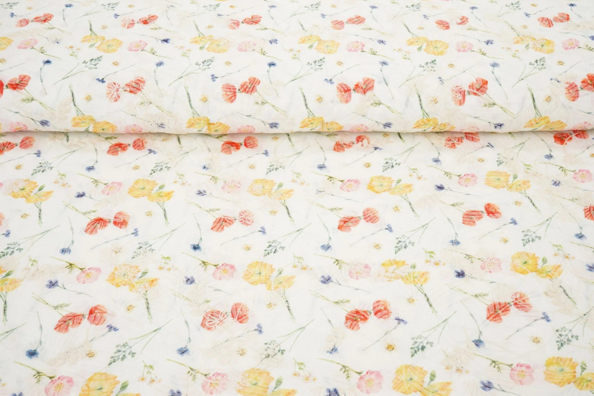 Image d’un tissu en coton brodé - fleurs d’été 115 g/m² – disponible chez Šarlotes audumi