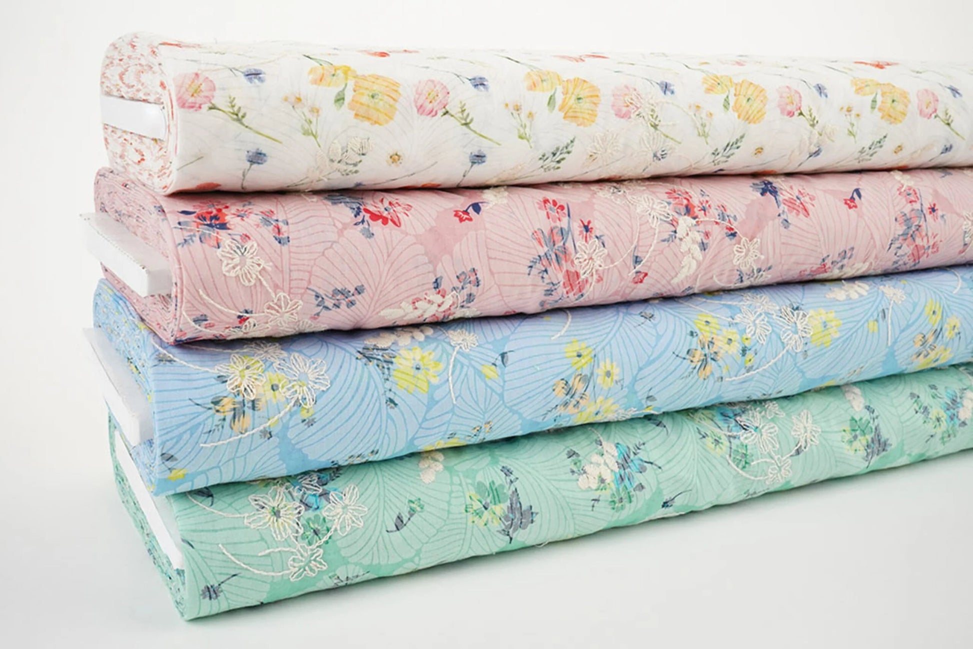 Image de tissu en coton brodé - fleurs d'été 115 g/m² – disponible chez Šarlotes audumi