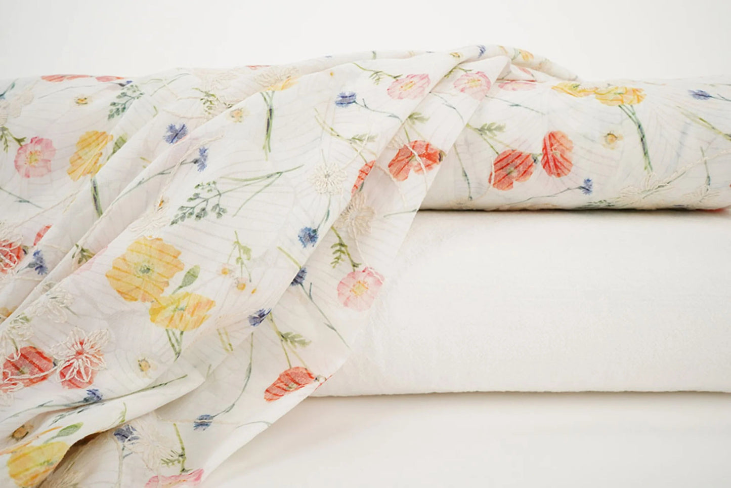 Image avec tissu en coton brodé - fleurs d'été 115 g/m² – disponible chez Šarlotes audumi