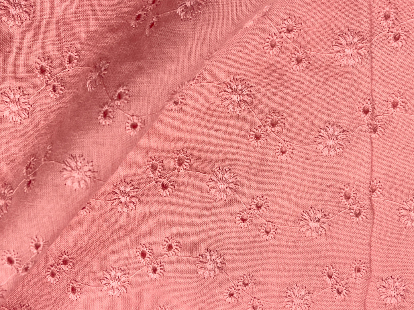 Tissu en coton brodé - motif floral rose ancien 110 g/m²