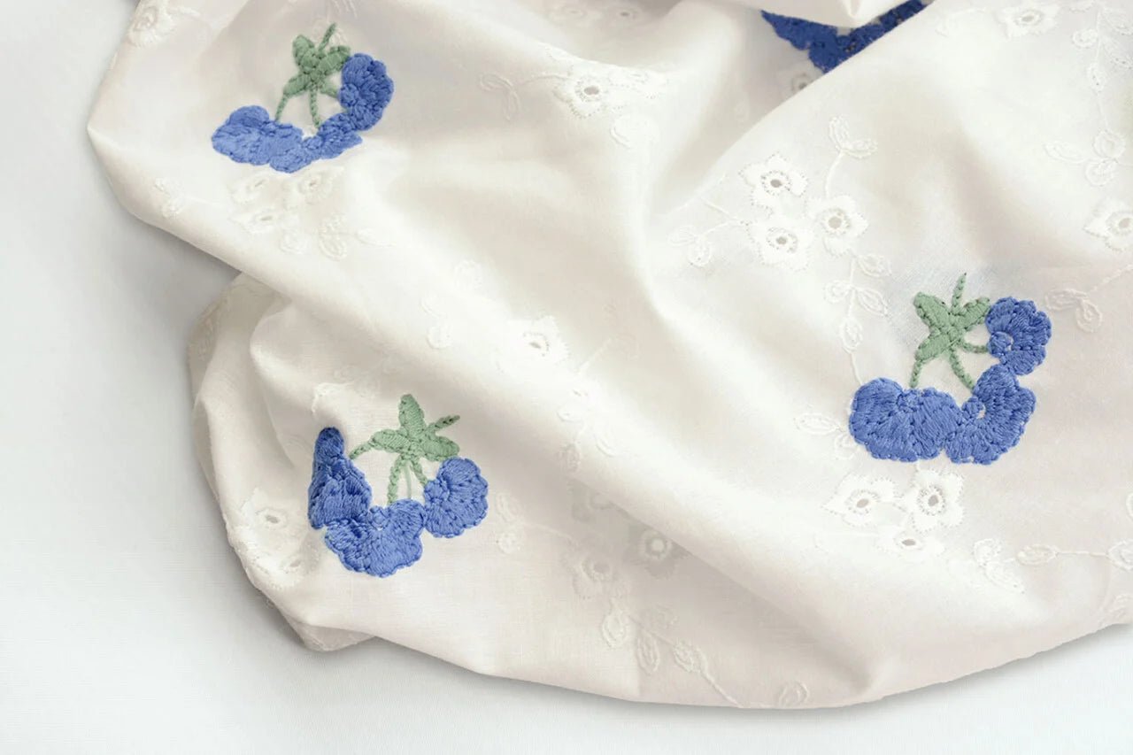 Tissu en coton brodé - fleurs bleues 110 g/m²