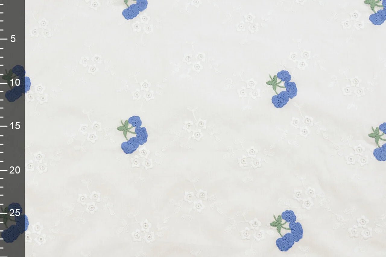 Tissu en coton brodé - fleurs bleues 110 g/m²