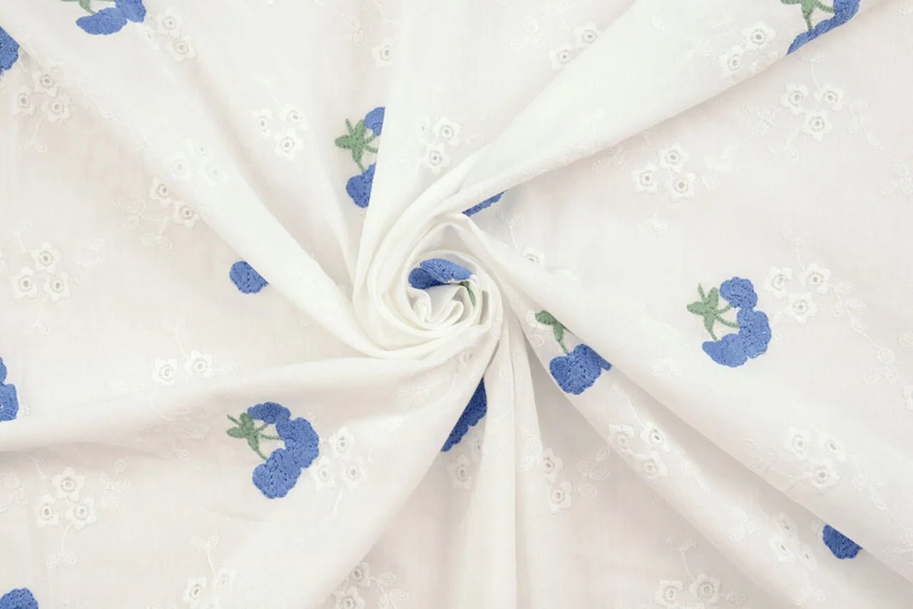 Tissu en coton brodé - fleurs bleues 110 g/m²