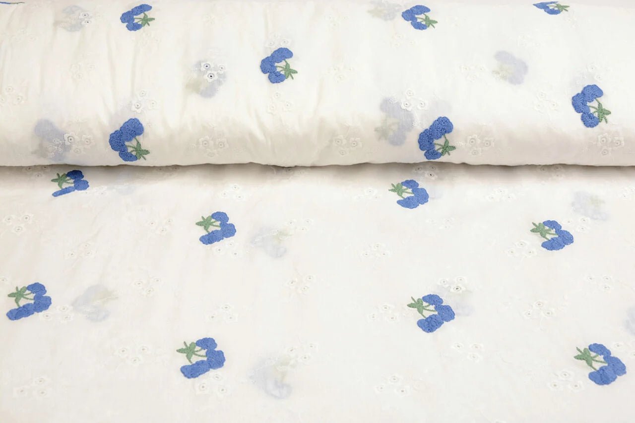 Tissu en coton brodé - fleurs bleues 110 g/m²