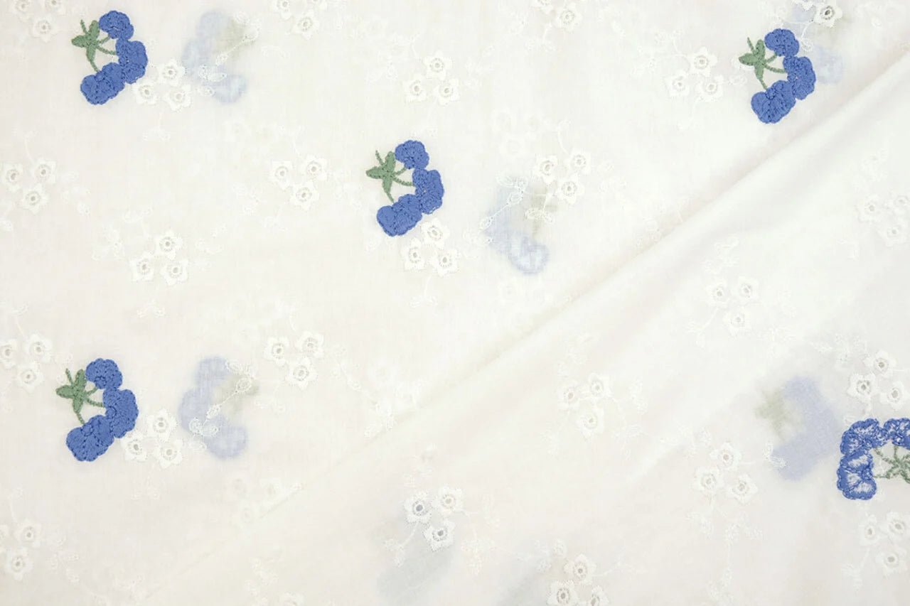 Tissu en coton brodé - fleurs bleues 110 g/m²