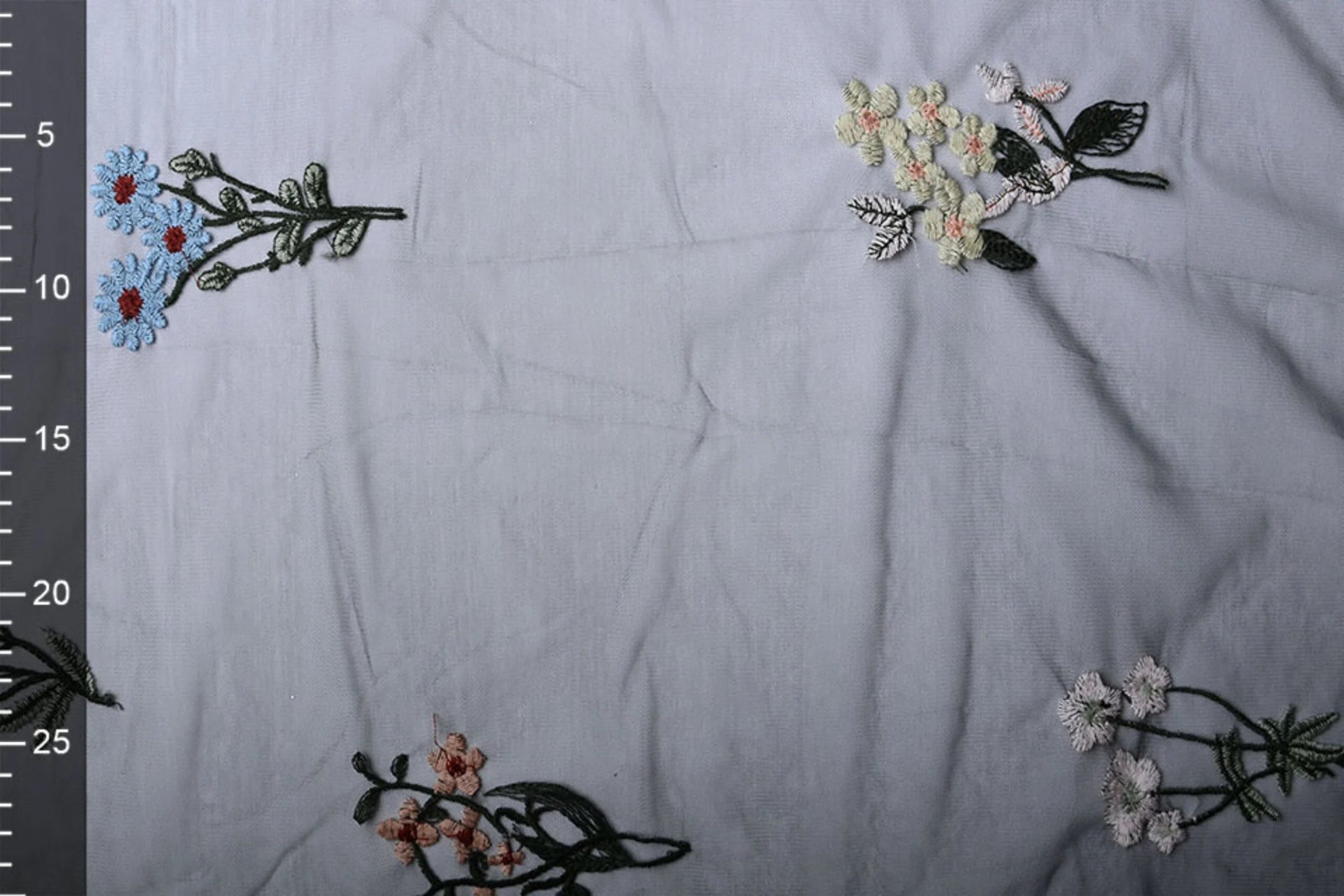 Image de tulle brodée à fleurs 100 - 150 g/m² – disponible chez Šarlotes audumi