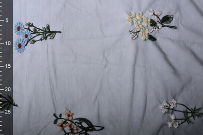 Image de tulle brodée à fleurs 100 - 150 g/m² – disponible chez Šarlotes audumi